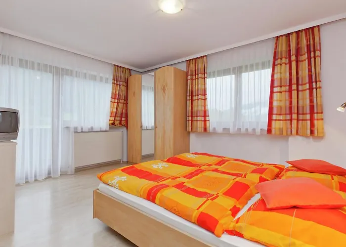 Beautiful With Large, Sunny Balcony דירה *